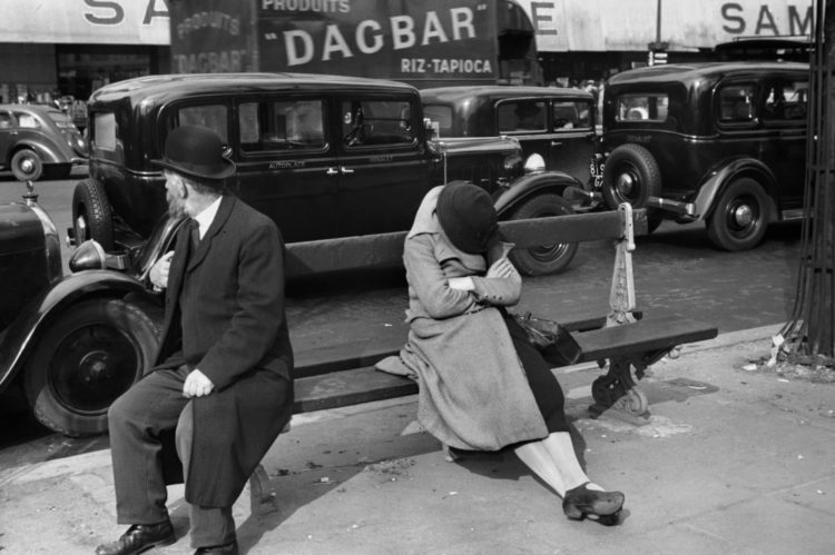 Gisèle Freund, Femme assoupie sur un banc, Paris, 1933