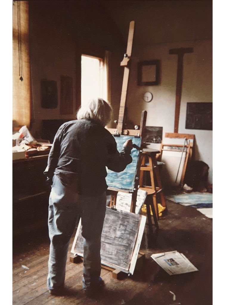 La pittrice nel suo studio a Ruovesi nel 1998